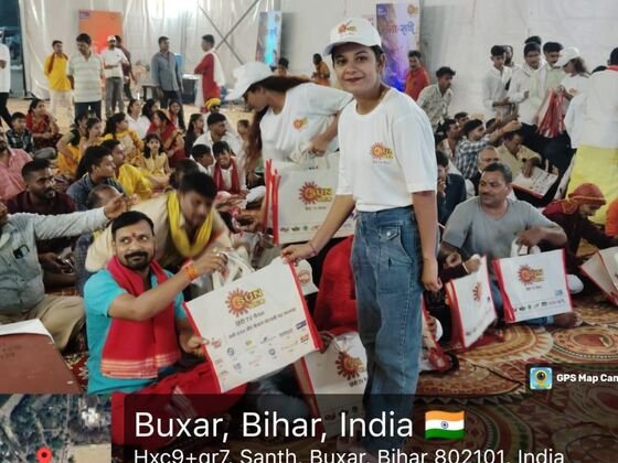 Sun Neo promoter distributing branded gift bags to visitors